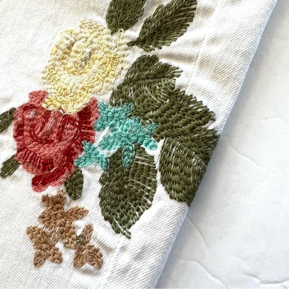 Dex Distressed White Embroidered Floral Design Crop Jeans Size 30 - Picture 6 of 11